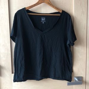 Short-sleeved v-neck tee